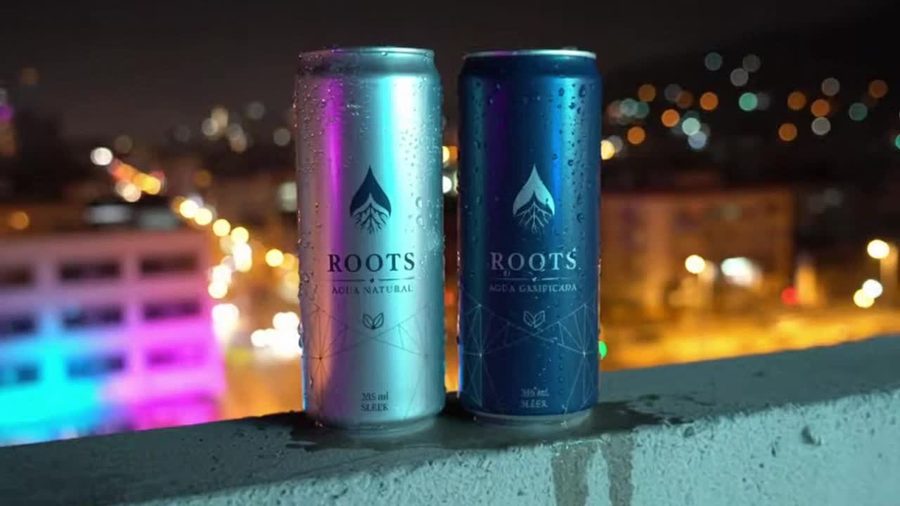 Latas ROOTS en una terraza de noche